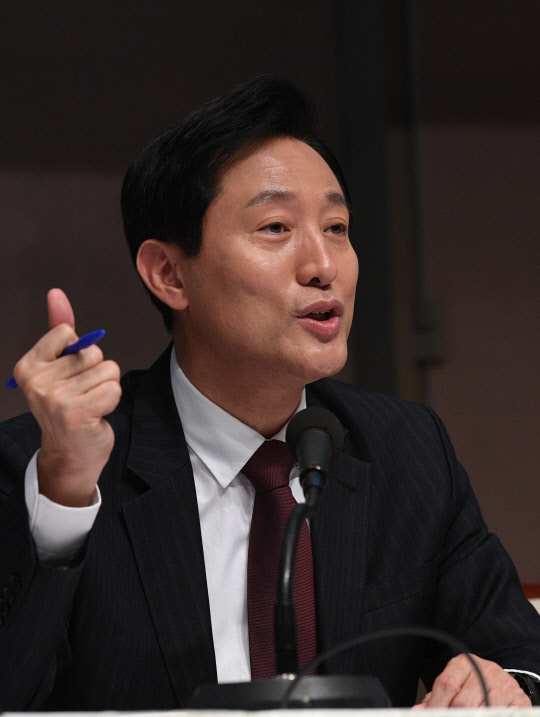 오세훈 국민의힘 4·7 서울시장 보궐선거 후보가 31일 오전 서울 중구 한국프레스센터에서 열린 서울시장 후보 초청 관훈토론회에서 질문에 답변하고 있다.[사진=연합뉴스]